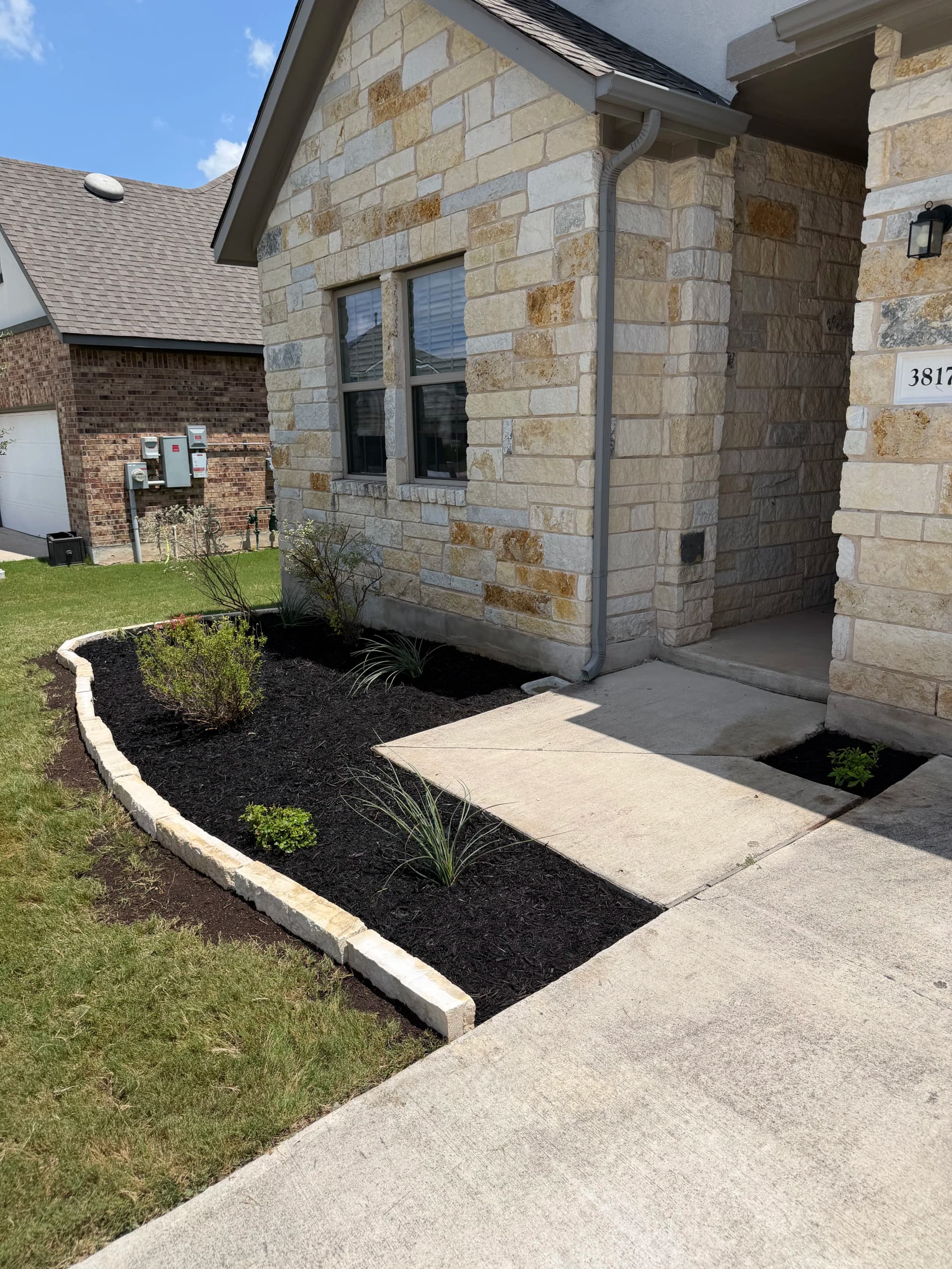 Gallery photos for Front Yard Landscape Bed Cleanup with Fresh Mulch and Limestone Border: Image #1